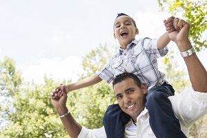 Si Desea Ayudar A Sus Hijos O Parientes Cercanos A Obtener Su Green Card En EE.UU. Consulte Con Un Abogado De Confianza